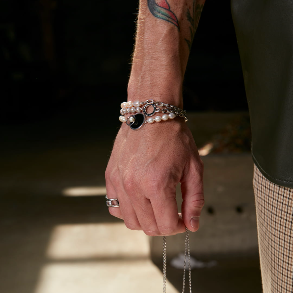 Composição de pulseiras masculinas de pérolas e prata, estilo Pearl Core para o Dia dos Pais.