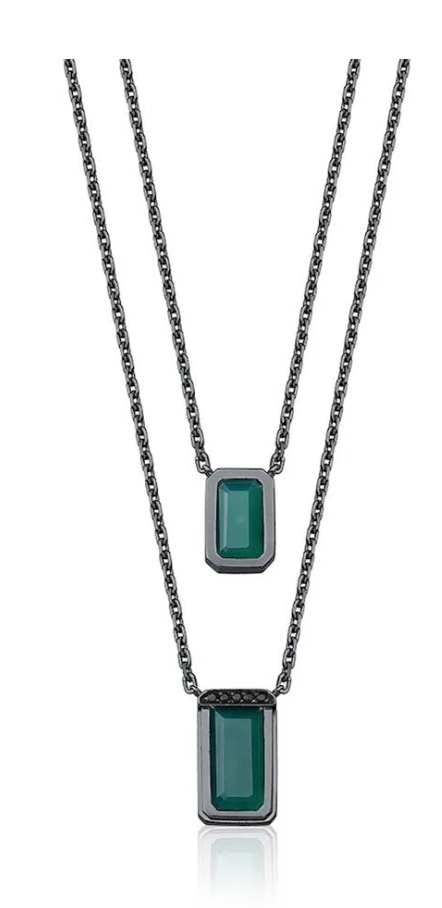 Escapulário em prata com banho de ródio e pedras verdes.