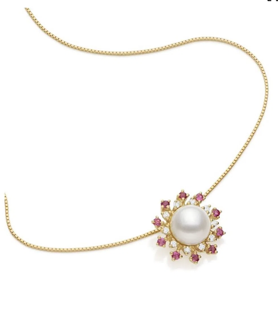 Gargantilha em ouro amarelo com pérola, rubis e diamantes.