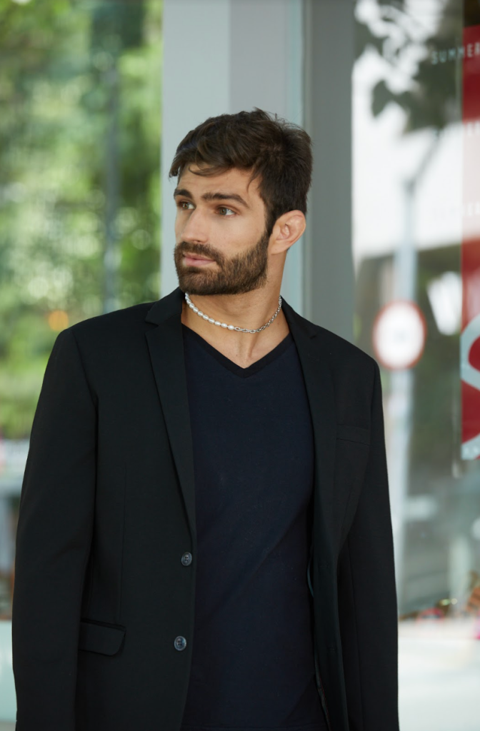 Modelo masculino usando colar em prata com pérolas, estilo Pearl Core para o Dia dos Pais.