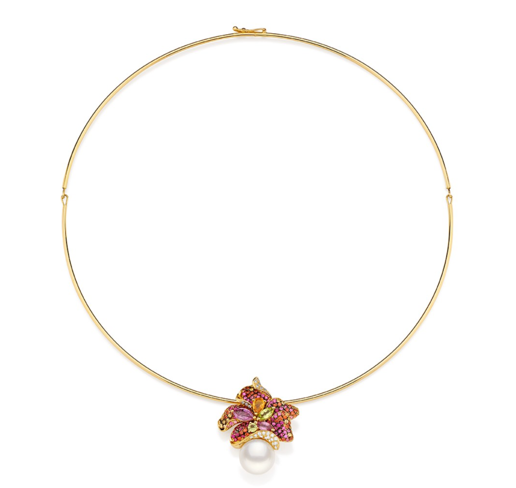 Pingente de flor em ouro rosé com pérola e pedras coloridas, inspirado na flor de cerejeira.