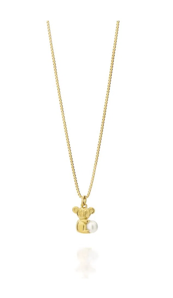 Colar infantil em ouro amarelo com pingente de coala e pérola, joia delicada para batizado, simbolizando pureza e ternura.