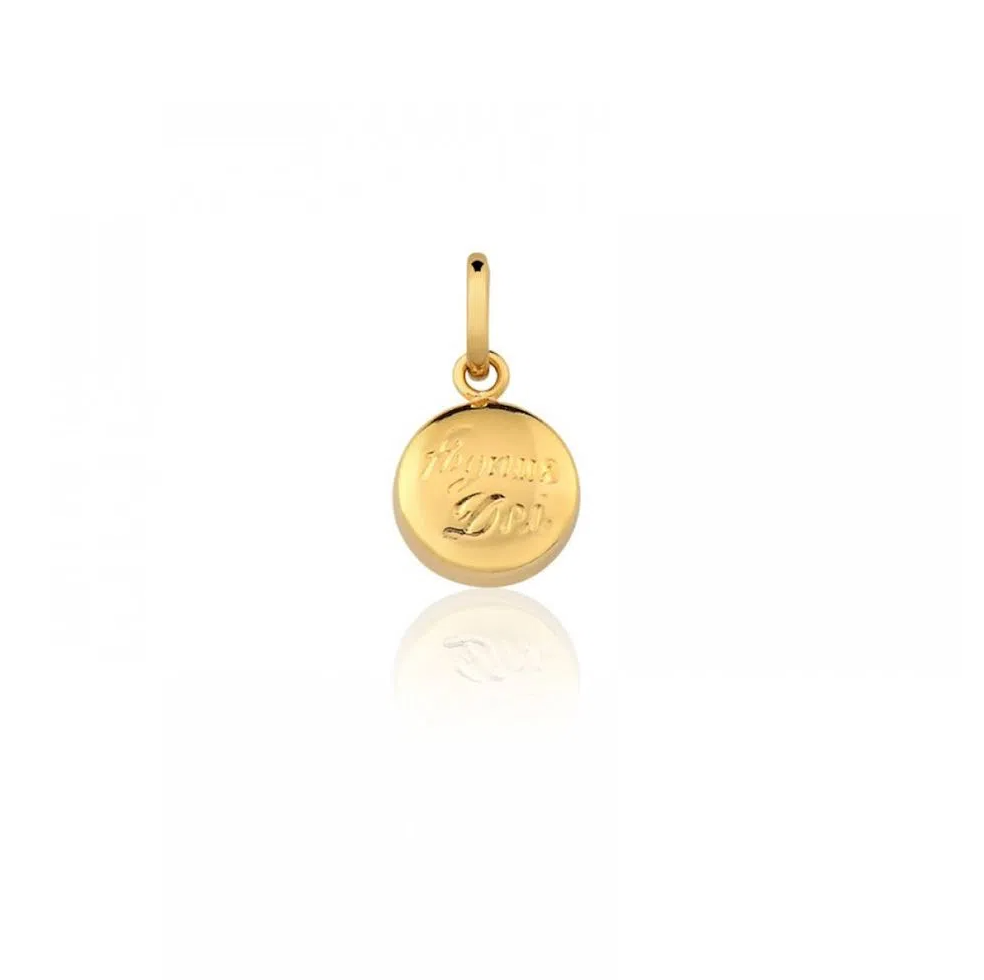 Pingente infantil pequeno Agnus Dei em ouro amarelo 18k, símbolo de fé e proteção para batizado.