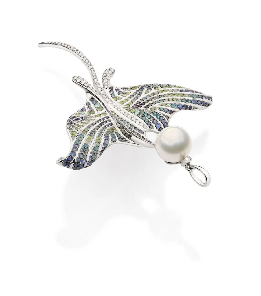 Pingente de ouro branco com pérola South Sea branca, diamantes e mix de pedras em detalhe de raia.