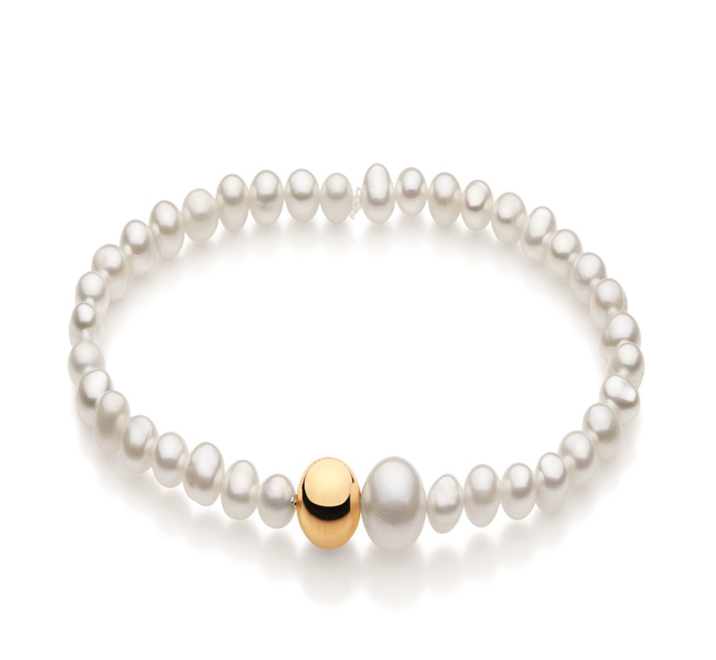 Pulseira de pérolas com detalhe em ouro amarelo.