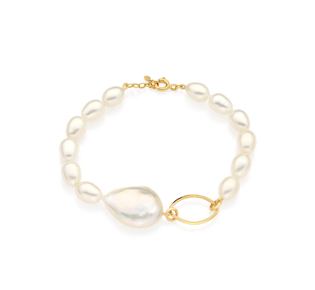 Pulseira de pérolas com detalhe em pérola keshi e aro de ouro amarelo.