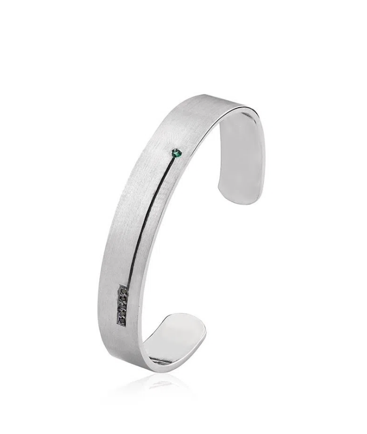 Pulseira em prata com diamantes e esmeralda, estilo moderno e minimalista.