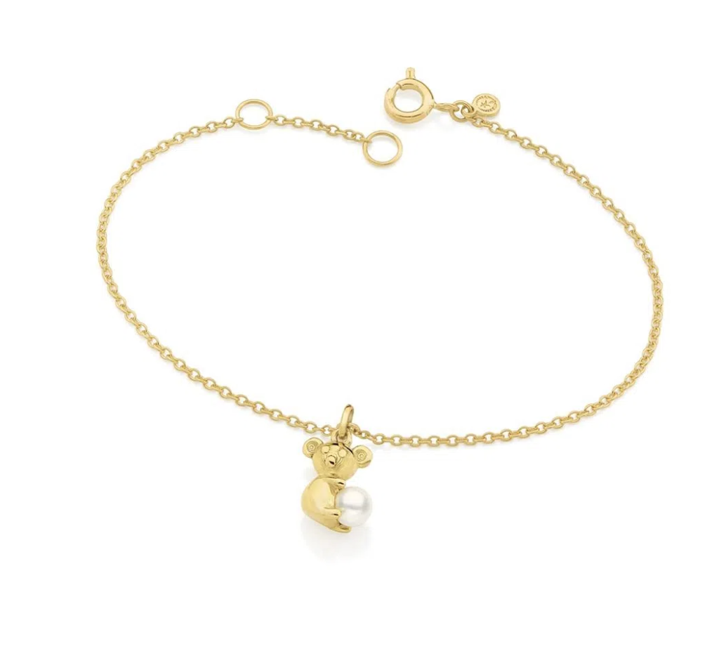Pulseira infantil em ouro amarelo com pingente de coala e pérola, joia delicada para batizado.