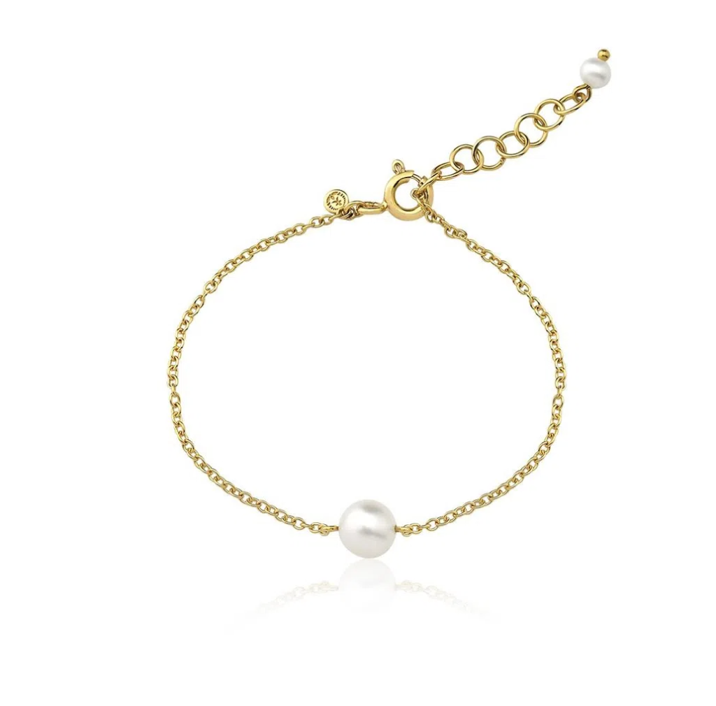 Pulseira infantil em ouro amarelo com pérola, joia delicada para batizado, simbolizando pureza e preciosidade.
