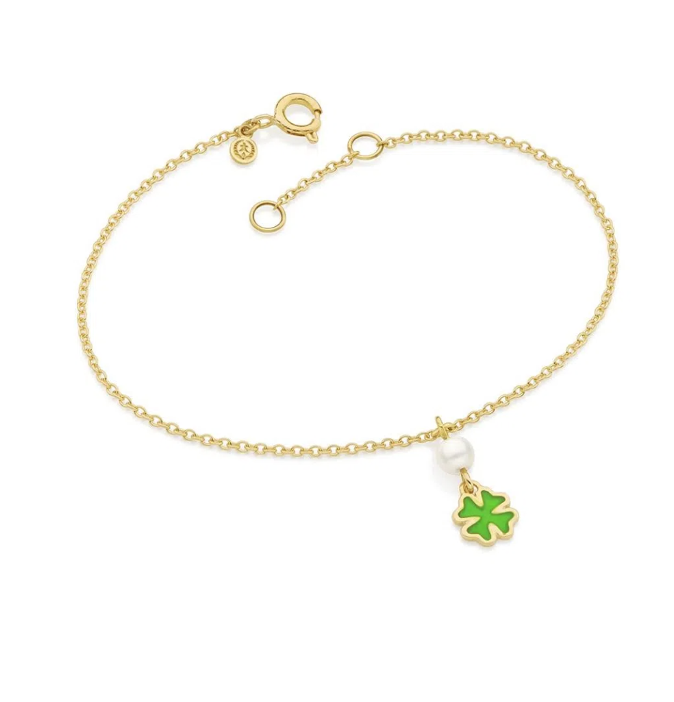 Pulseira infantil em ouro amarelo com pingente de trevo e pérola, simbolizando sorte e pureza, ideal para batizado.