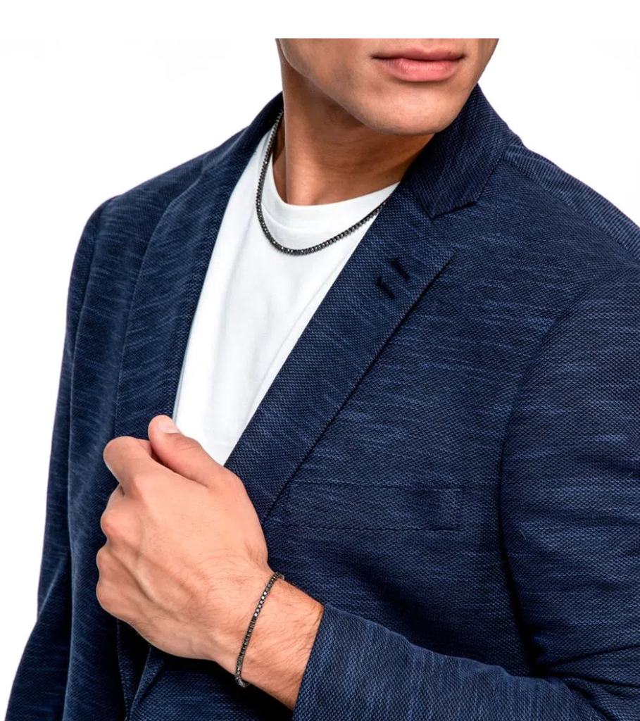 Homem usando colar e pulseira Riviera em ouro branco com diamantes black.