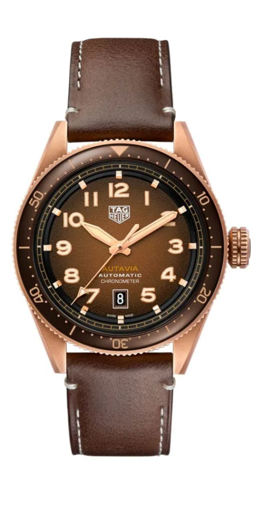 Relógio TAG Heuer Autavia Calibre 5 COSC com pulseira de couro marrom.