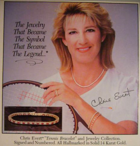 A tenista Chris Evert segurando uma raquete, usando uma pulseira de ouro conhecida como 'Tennis'.
